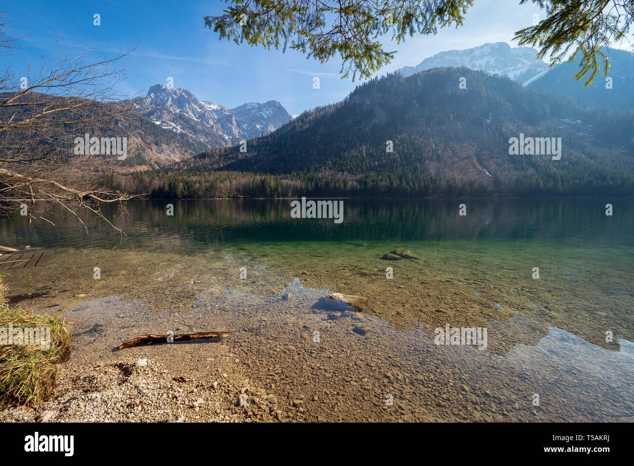 Vista panoramica del paesaggio di grande riflettendo sulle basse acque cristalline del Vorderer Langbathsee vicino Ebensee, Oberösterreich Austria Foto Stock