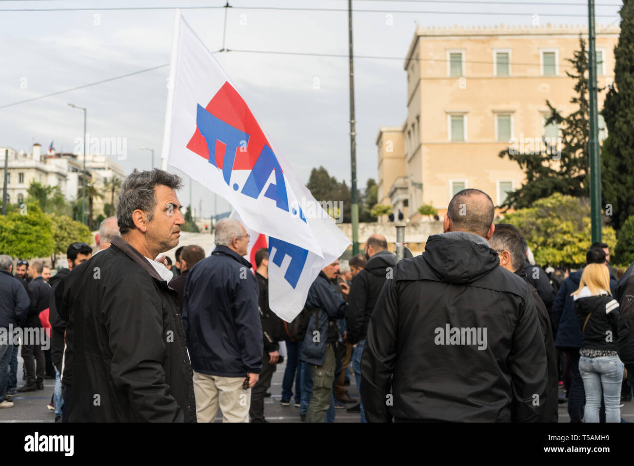 Manifestanti hanno visto la raccolta durante la dimostrazione. La nuova legge educativi include il nuovo sistema di esame che sarà applicabile a partire dal prossimo anno, così come le modalità di fusione di università e tecniche degli istituti educativi che hanno provocato forti reazioni. Foto Stock