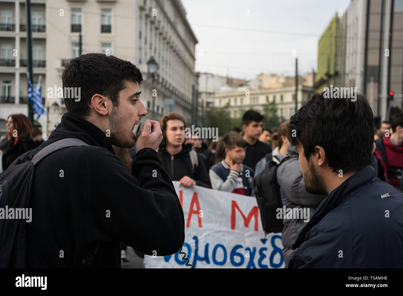 Un manifestante visto parlare durante la dimostrazione. La nuova legge educativi include il nuovo sistema di esame che sarà applicabile a partire dal prossimo anno, così come le modalità di fusione di università e tecniche degli istituti educativi che hanno provocato forti reazioni. Foto Stock