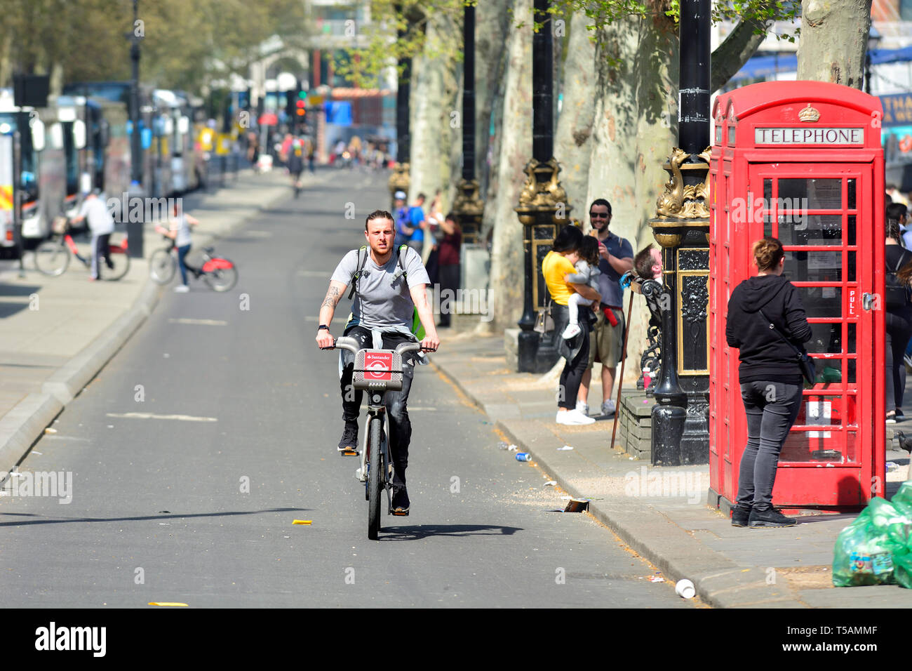Londra, Inghilterra, Regno Unito. I ciclisti a cavallo su pista ciclabile lungo il Victoria Embankment. Foto Stock