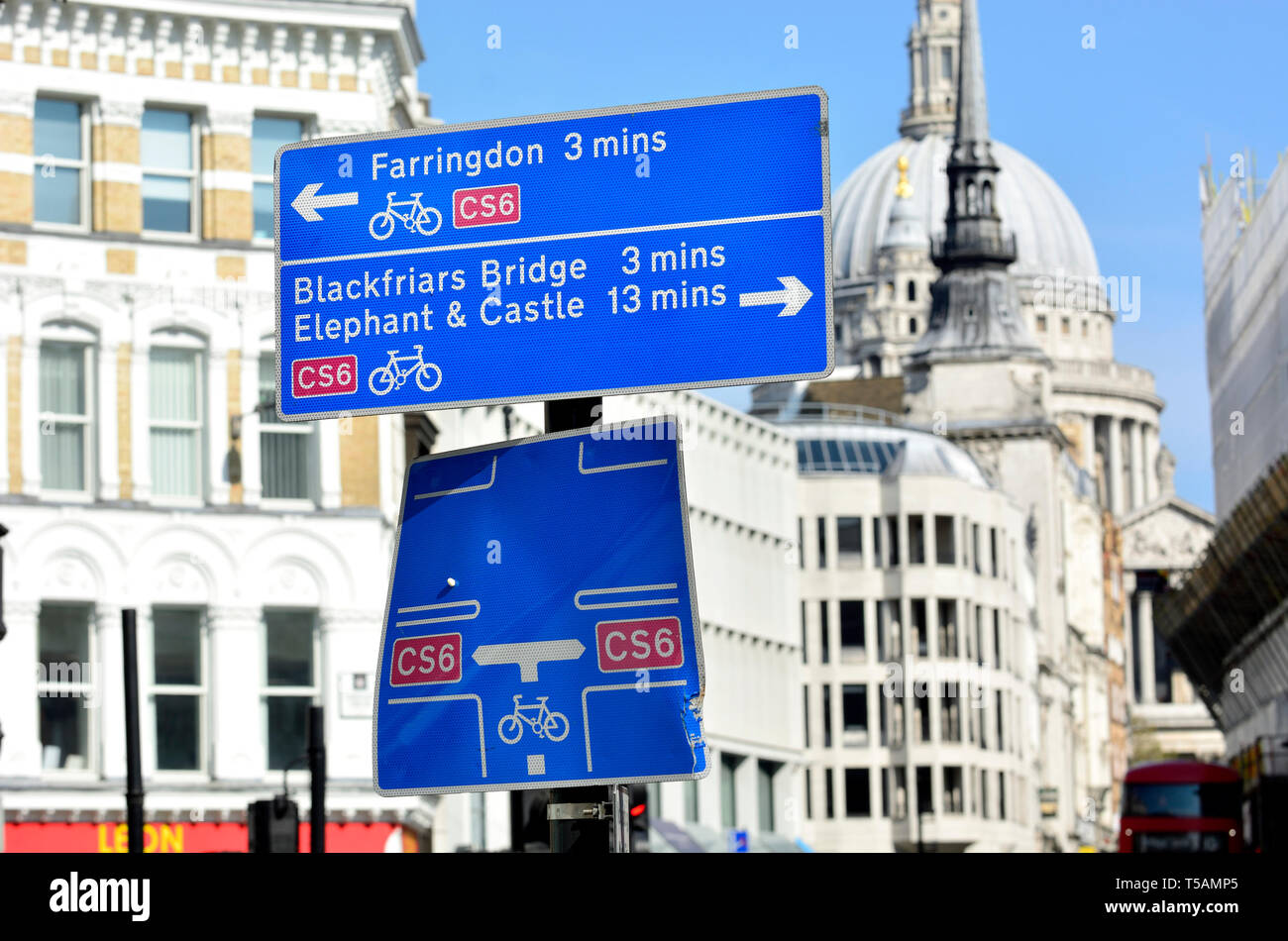 Londra, Inghilterra, Regno Unito. Percorso ciclabile CS6 segno nella città di Londra, la Cattedrale di St Paul in background Foto Stock