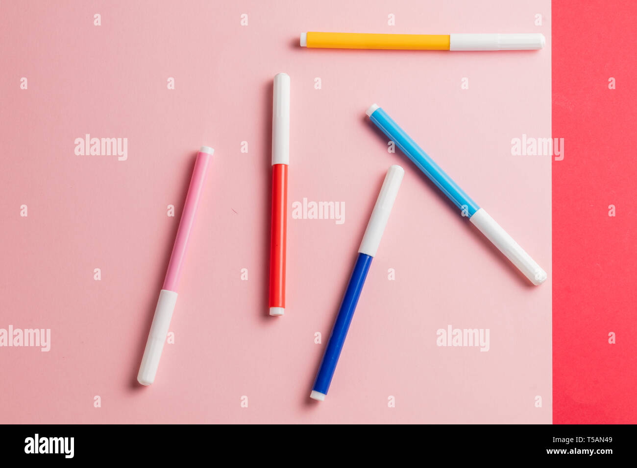 Diversi soft-penne con punta giacente sul tavolo. top view photo. Scegli i colori della tua vita. il vostro sono solo creatior della propria vita. Foto Stock