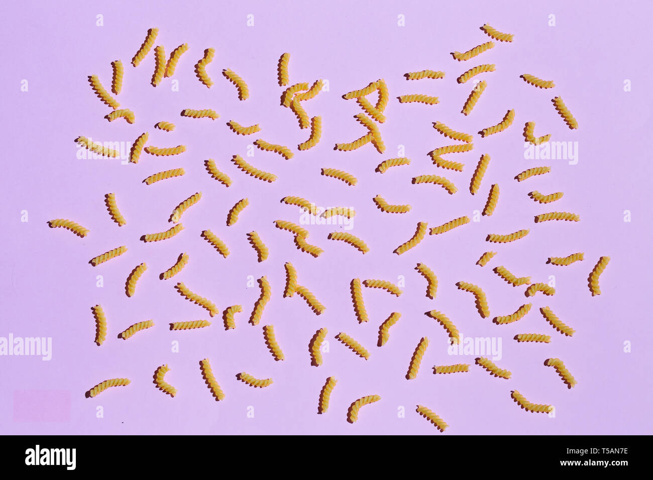 Fusilli pasta secca sul tavolo blu, cucina italiana concept Foto Stock