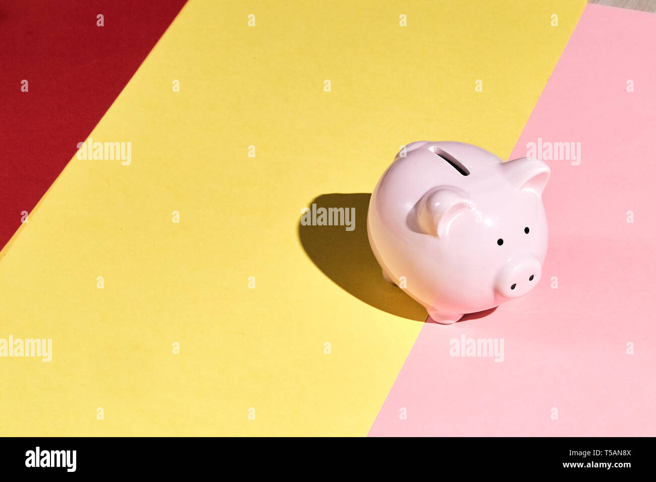 Salvadanaio di negozio denaro, coin contenitore, spazio copia. salvataggio a casa. economia, risparmiare qualcosa per un giorno di pioggia, Foto Stock