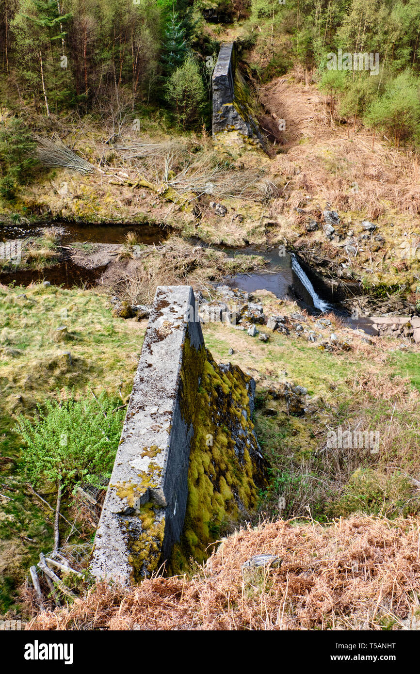 Le rovine di Nant y Gro dam accanto Caban-coch serbatoio a Elan Valley, POWYS, GALLES Foto Stock