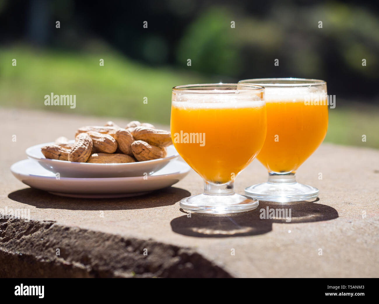 Poncha, una tradizionale bevanda alcolica da l'isola di Madeira, Portogallo, fatta con aguardente de cana e freschi frutti della passione. Servito con pe Foto Stock