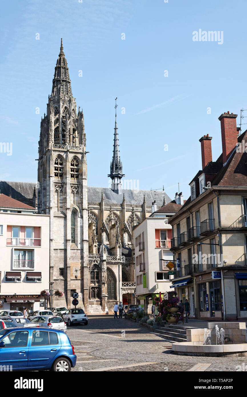 Scena di strada, Notre Dame chiesa cattolica, 15-16 secoli gli edifici, strada di ciottoli, automobili, Caudebec en Caux; Francia; Normandia; estate, verticale Foto Stock