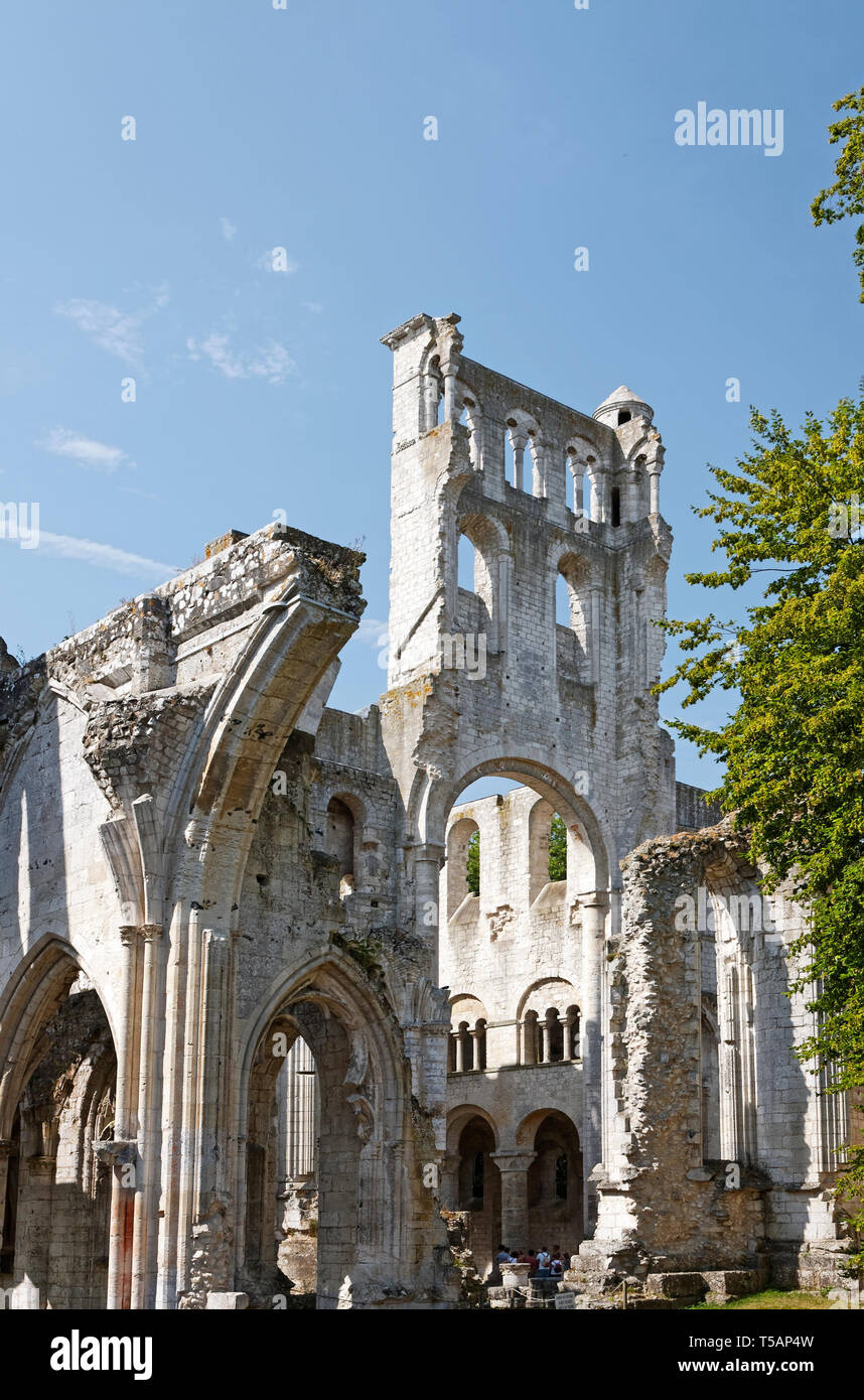 Jumieges abbazia medievale, ruderi di pietra, alta 11 secolo, romanico, ex monastero benedettino, vecchio, persone, Normandia; Jumieges; Francia; estate, ver Foto Stock