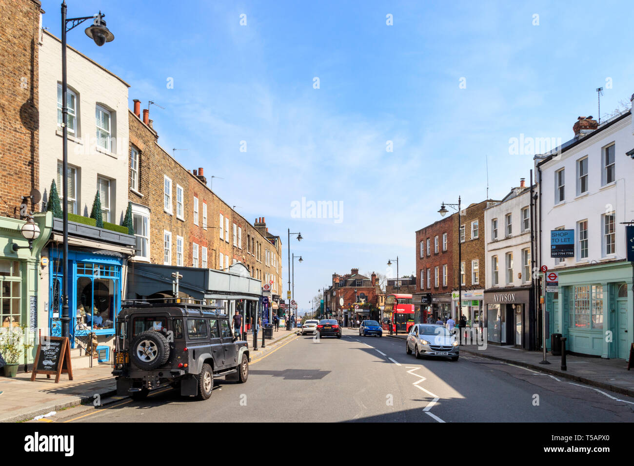 Una vista vista verso sud lungo la strada alta su un caldo e soleggiato durante il weekend di Pasqua, Hoghgate Village, London, Regno Unito Foto Stock