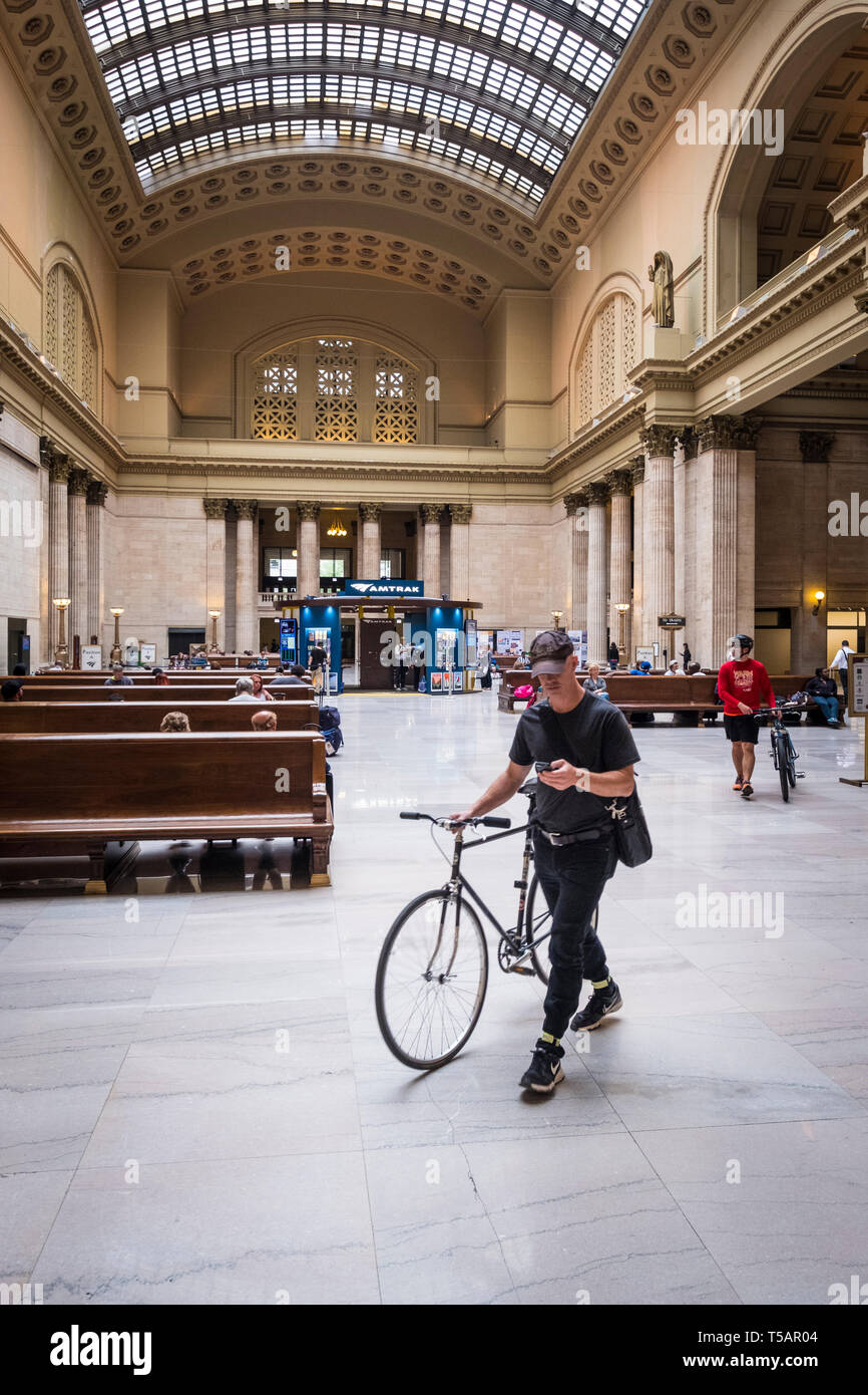 Biker passando attraverso la magnifica stazione Union Grand Hall a downtown Chicago, Stati Uniti d'America Foto Stock