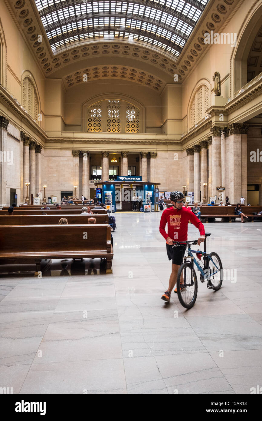 Biker passando attraverso la magnifica stazione Union Grand Hall a downtown Chicago, Stati Uniti d'America Foto Stock