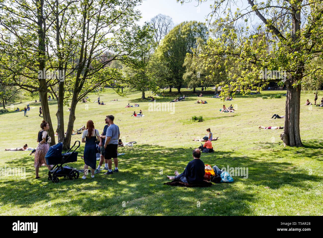 I londinesi prendere all'aria aperta come le temperature salgono sulla più caldi durante il weekend di Pasqua su record, Waterlow Park, Londra, Regno Unito, Aprile 2019 Foto Stock
