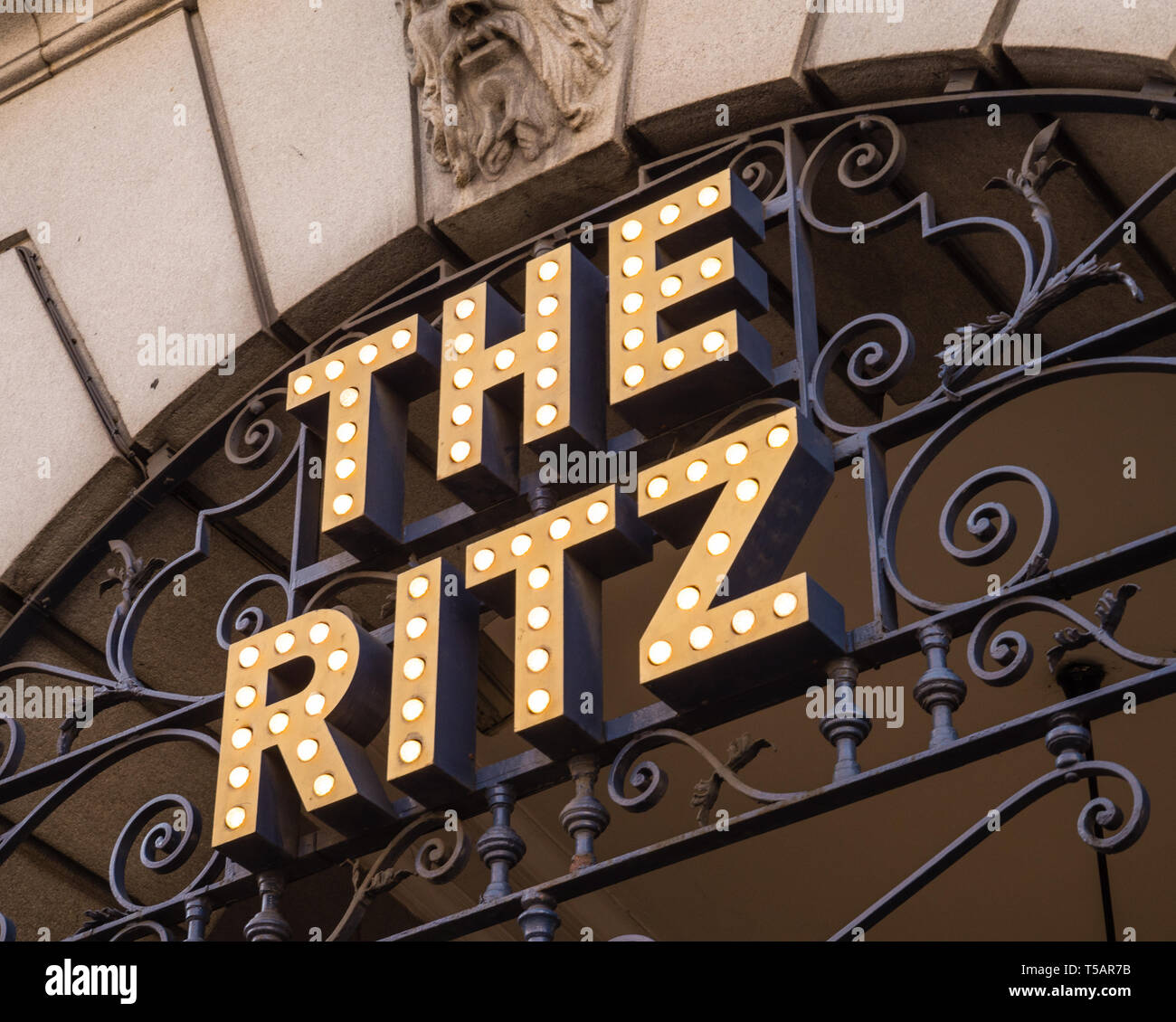 Il segno per il Ritz di Londra, l'Hotel Ritz, Piccadilly, Londra, Inghilterra, Regno Unito, GB. Foto Stock