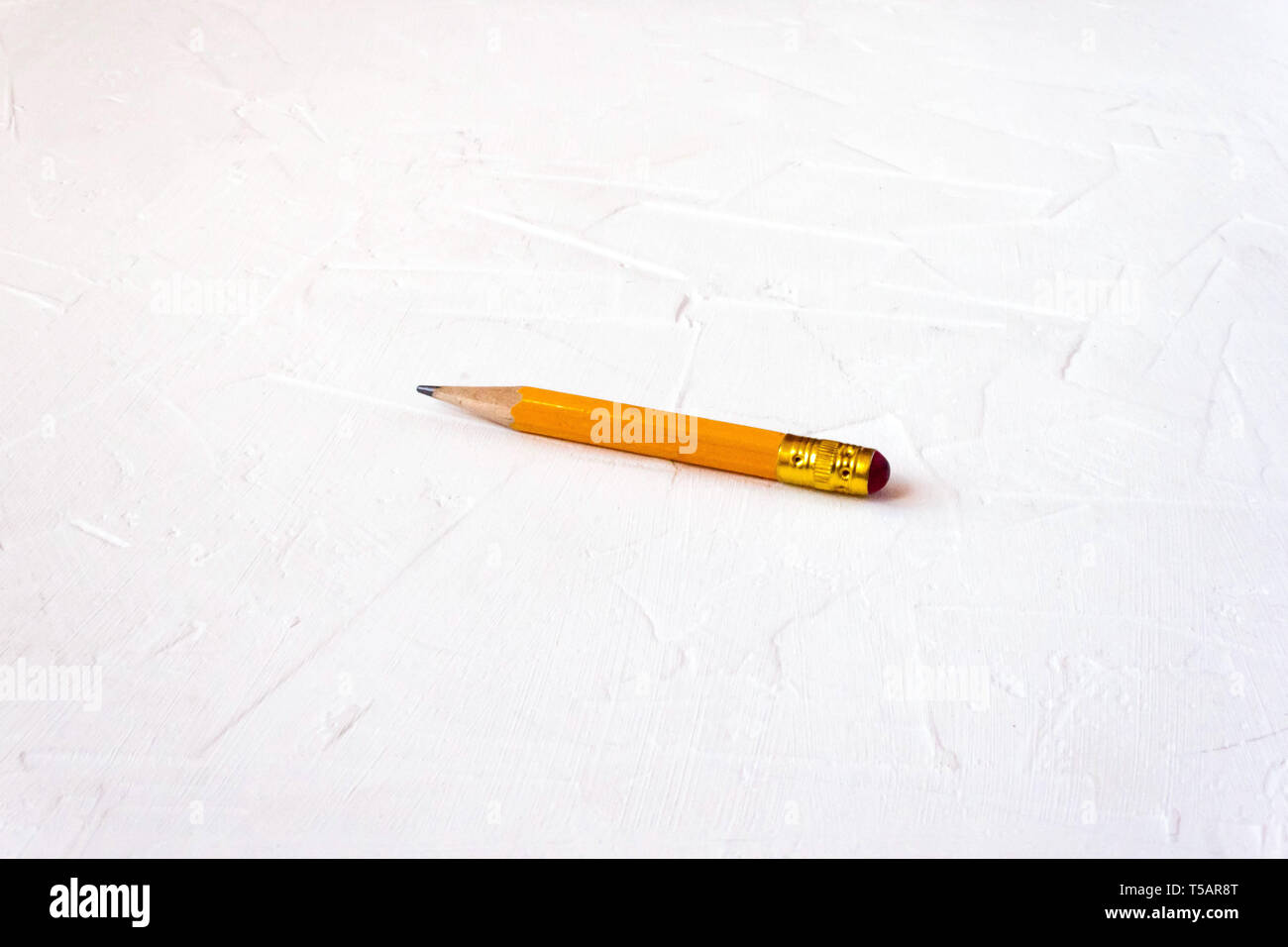 Unico utilizzato indossato Matita con gomma isolati su sfondo bianco. Selective soft focus. Copia di testo spazio. Foto Stock