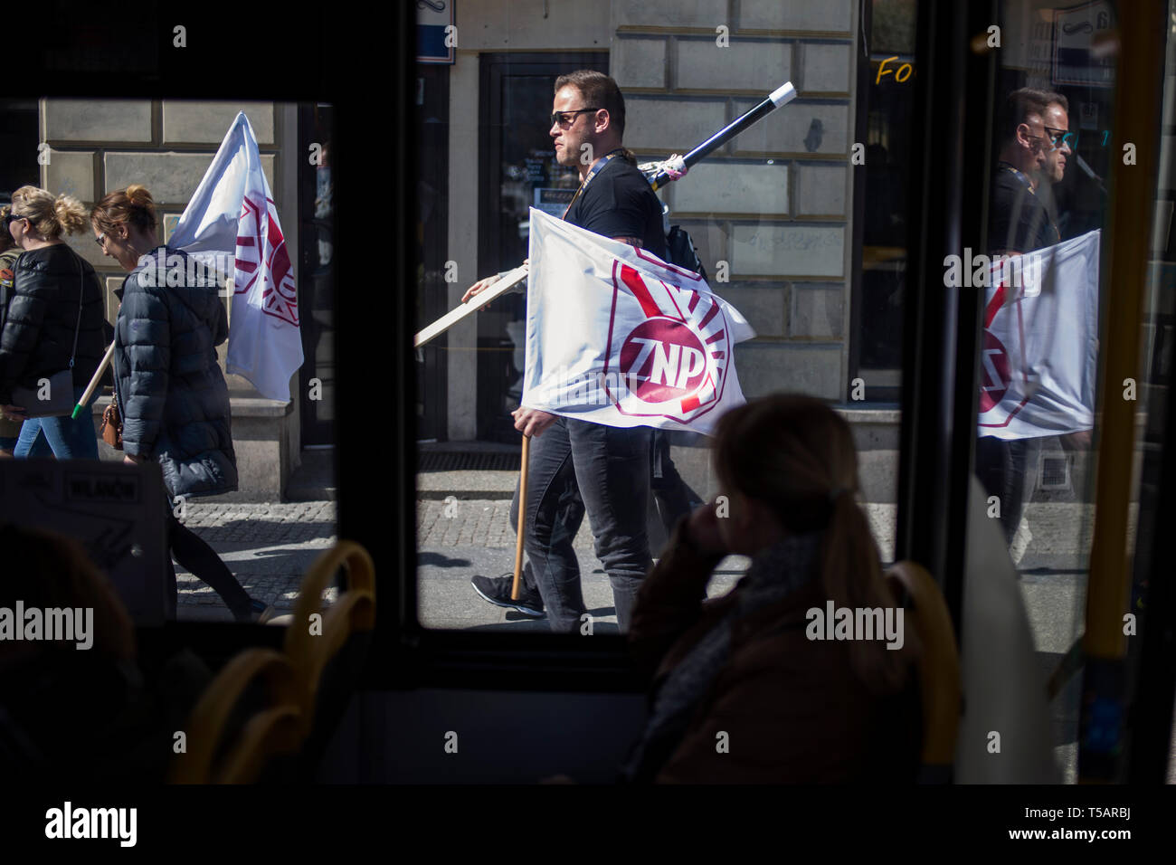 Un manifestante visto tenendo un flag durante la dimostrazione. Il sedicesimo giorno di sciopero dei docenti migliaia di insegnanti si sono riuniti di fronte alla sede centrale del ministero della Pubblica Istruzione per continuare con il loro sciopero in Polonia. A martedì la protesta, la testa del polacco Teachers' Unione, Slawomir Broniarz, votati alla lotta su 'per insegnanti' dignità". Foto Stock