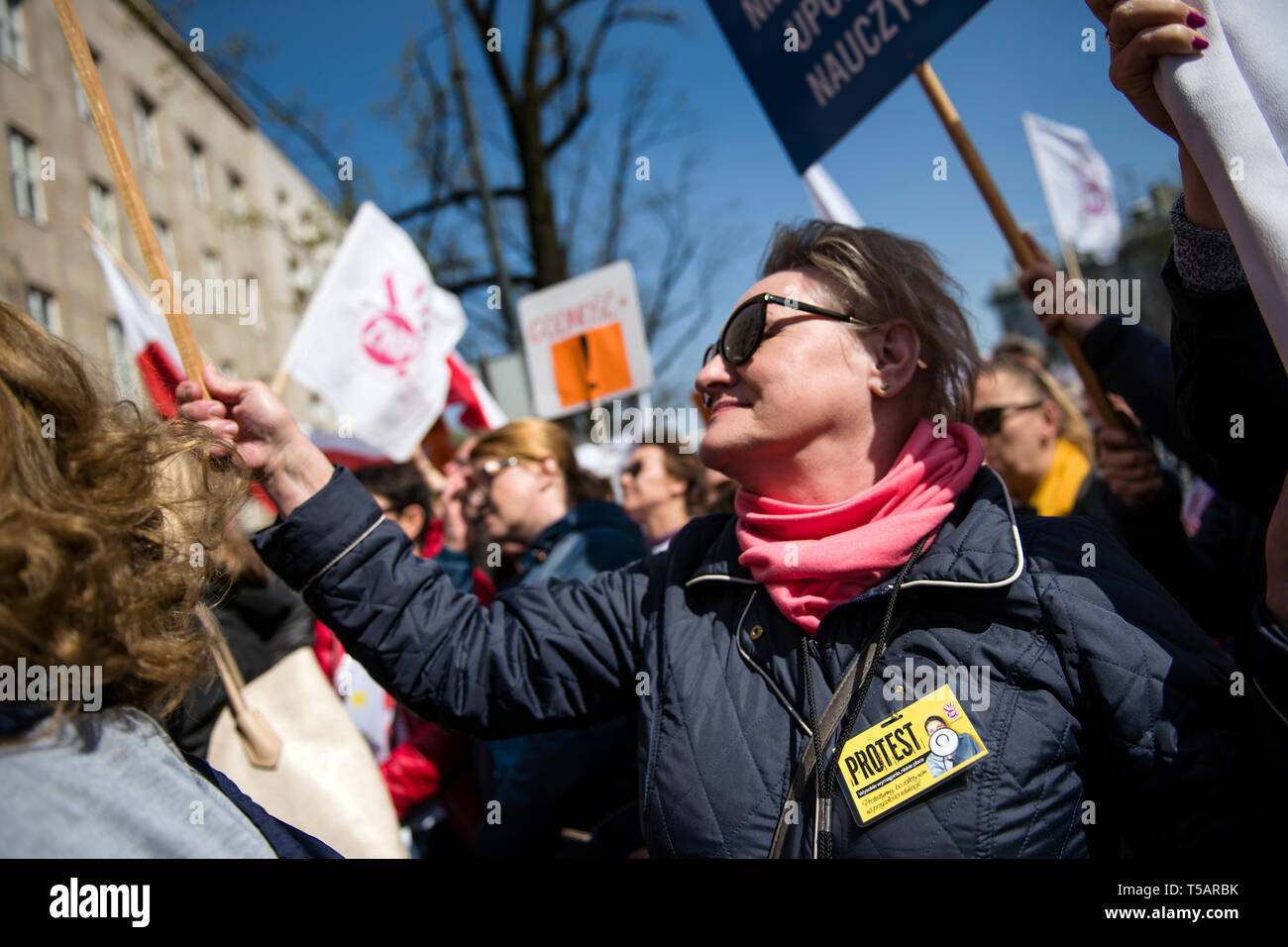 Un manifestante visto tenendo un cartello durante la dimostrazione. Il sedicesimo giorno di sciopero dei docenti migliaia di insegnanti si sono riuniti di fronte alla sede centrale del ministero della Pubblica Istruzione per continuare con il loro sciopero in Polonia. A martedì la protesta, la testa del polacco Teachers' Unione, Slawomir Broniarz, votati alla lotta su 'per insegnanti' dignità". Foto Stock