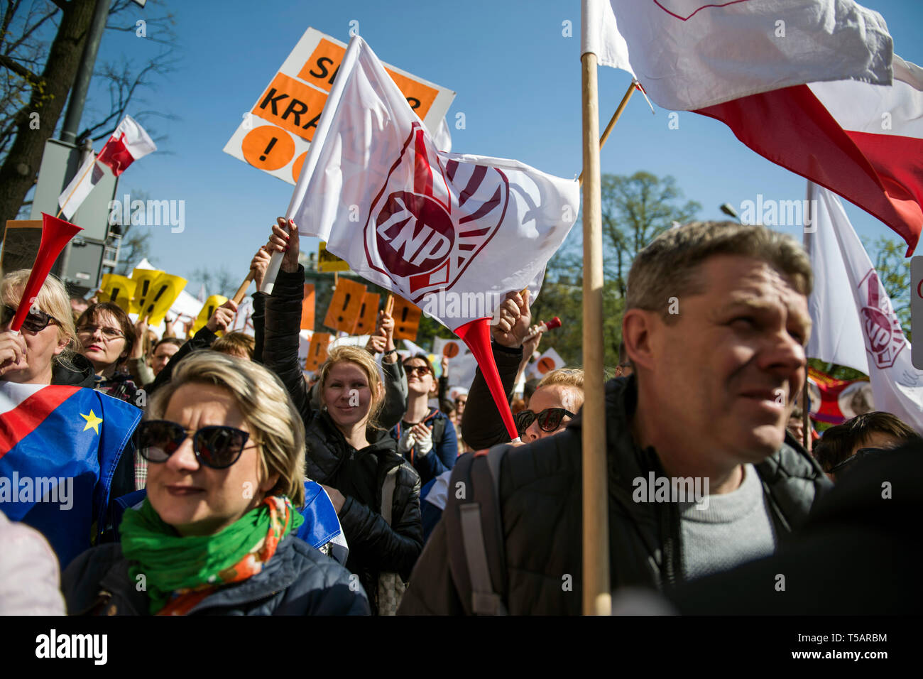 Gli insegnanti si vede tenendo le bandiere e cartelli con un punto esclamativo durante la protesta. Il sedicesimo giorno di sciopero dei docenti migliaia di insegnanti si sono riuniti di fronte alla sede centrale del ministero della Pubblica Istruzione per continuare con il loro sciopero in Polonia. A martedì la protesta, la testa del polacco Teachers' Unione, Slawomir Broniarz, votati alla lotta su 'per insegnanti' dignità". Foto Stock