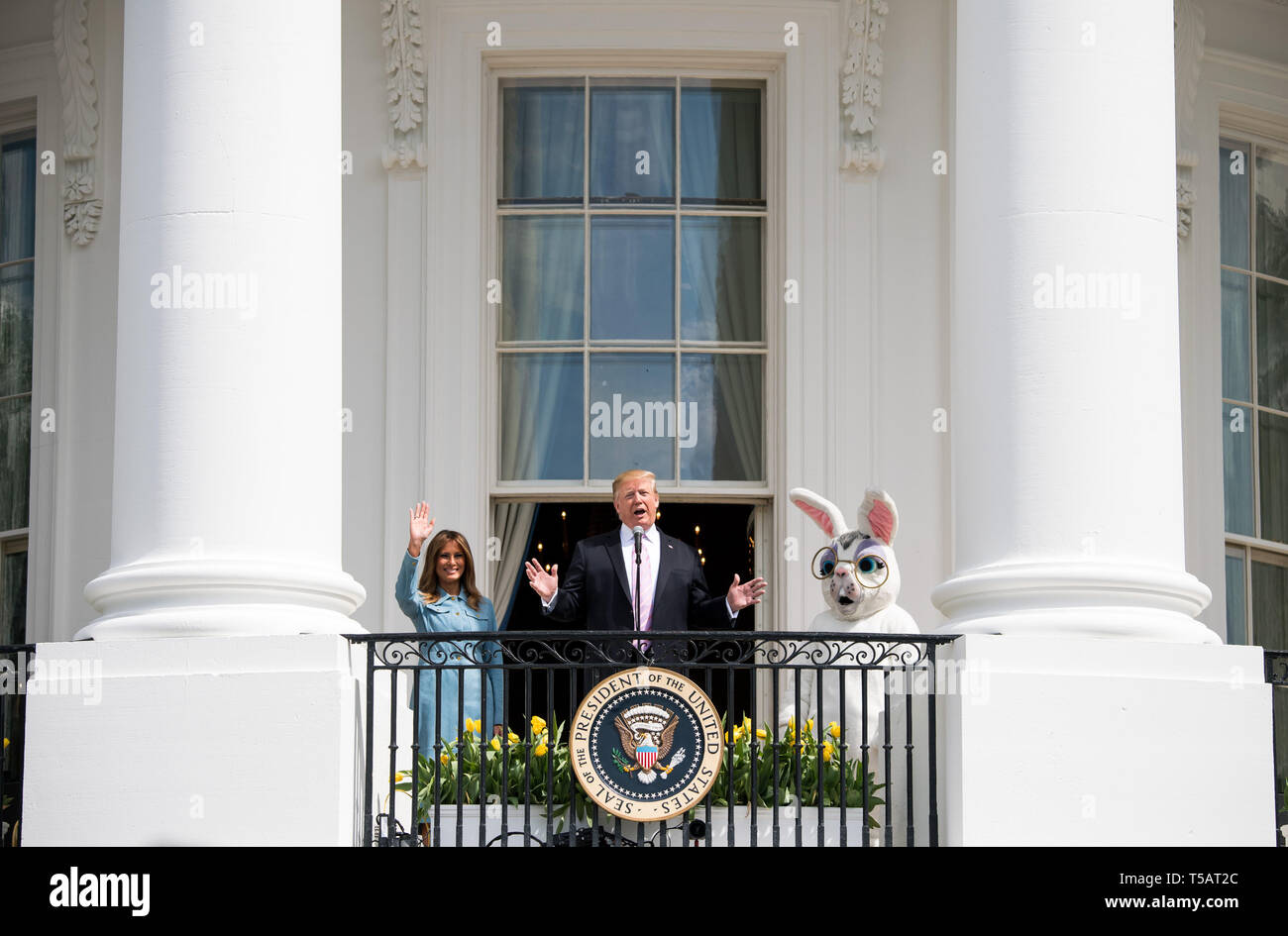 Il Presidente degli Stati Uniti, Trump, accompagnato dalla First Lady Melania Trump e il coniglietto di Pasqua, offre commento al White House Easter Egg Roll alla Casa Bianca di Washington il 22 aprile 2019. Credito: Kevin Dietsch/Piscina via CNP /MediaPunch Foto Stock