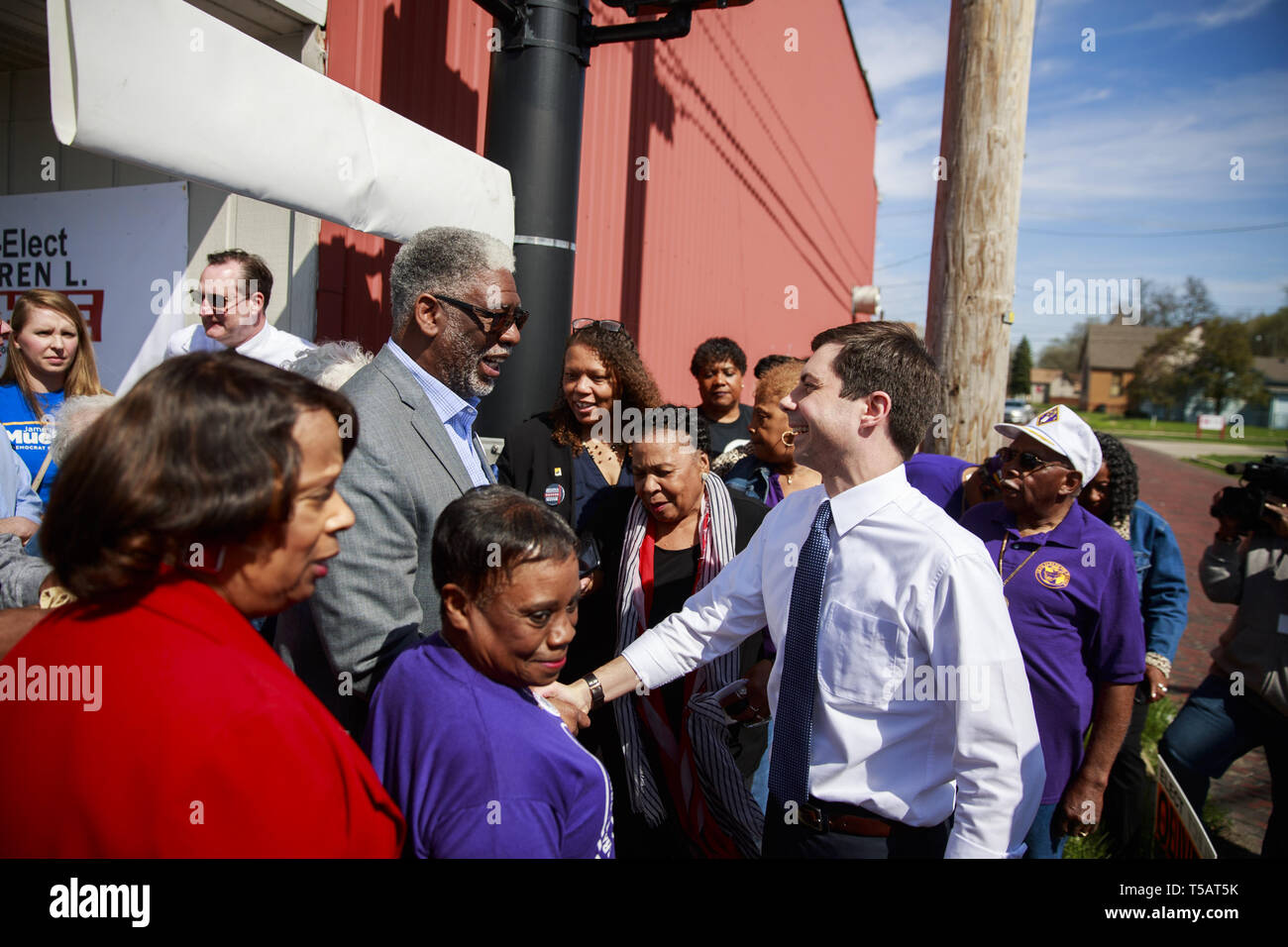 South Bend, Indiana, Stati Uniti d'America. 22 apr, 2019. South Bend, Indiana Sindaco Pete Buttigieg, che è in esecuzione come un democratico per il Presidente degli Stati Uniti si vede che parla ai suoi tifosi durante il Dyngus Day Drive Street ridenominazione presso il South Bend Elks Lodge.Dyngus Day è una tradizionale vacanza polacco, ma è anche un momento in cui la curvatura del sud i candidati tradizionalmente si è battuto per l'ufficio in città poiché l'Indiana elezione primaria è agli inizi di maggio. L'interno del club è stato solo posti in piedi e Buttigieg ha lottato per ottenere passato la sua folla di sostenitori e alcuni membri del med Foto Stock