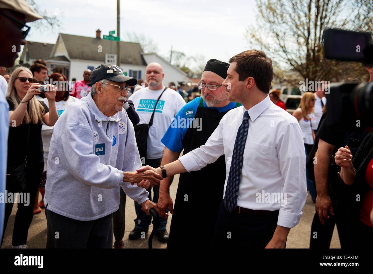 South Bend, Indiana, Stati Uniti d'America. 22 apr 2019. South Bend, Indiana Sindaco Pete Buttigieg, che è in esecuzione come un democratico per il Presidente degli Stati Uniti si vede il saluto di Sua sostenitore durante il Dyngus Day Drive Street ridenominazione presso il South Bend Elks Lodge. Dyngus Day è una tradizionale vacanza polacco, ma è anche un momento in cui la curvatura del sud i candidati tradizionalmente si è battuto per l'ufficio in città poiché l'Indiana elezione primaria è agli inizi di maggio. Credito: SOPA Immagini limitata/Alamy Live News Foto Stock