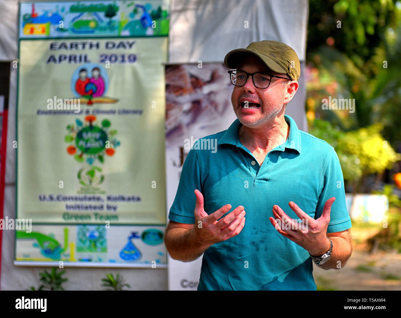 Sezione Consolare Chief Lee A. Calkins del regno ha dichiarato il consolato visto parlando durante il mondo Earth Day celebrazione presso il parco per viti a testa esagonale incassata . Una Ong di nome Rakshak Foundation in associazione con il Team di inverdimento del Consolato Generale degli Stati Uniti di Kolkata osservato la Giornata della Terra a Allen Park in Kolkata. Foto Stock Sezione Consolare Chief Lee A. Calkins del regno ha dichiarato il consolato visto parlando durante il mondo Earth Day celebrazione presso il parco per viti a testa esagonale incassata . Una Ong di nome Rakshak Foundation in associazione con il Team di inverdimento del Consolato Generale degli Stati Uniti di Kolkata osservato la Giornata della Terra a Allen Park in Kolkata. Foto Stock
