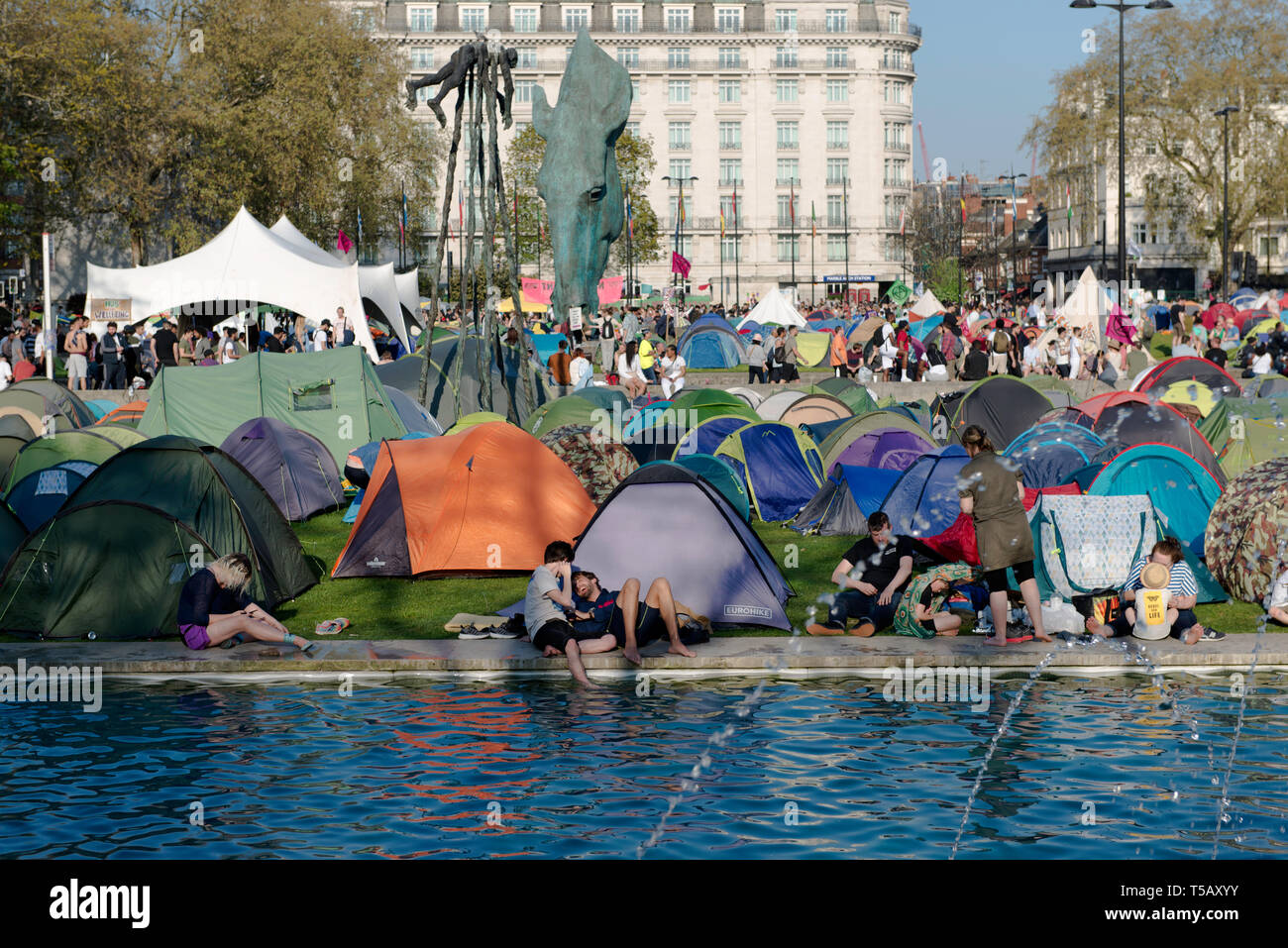 Estinzione della ribellione gli attivisti hanno visto campeggio al Marble Arch durante la protesta. Il cambiamento climatico attivisti dalla ribellione di estinzione si accamparono a Marble Arch, in centro a Londra dove tutte le loro attività come la musica, illustrazioni e le classi sono in atto da, dopo gli ufficiali di polizia siti cancellati presso la Oxford Circus, Waterloo Bridge e Piazza del Parlamento dalla ribellione di estinzione contestatori. Estinzione della ribellione esige il governo per azioni dirette sul clima e di ridurre a zero le emissioni di carbonio nel 2025 e anche l'assemblea popolare. Foto Stock
