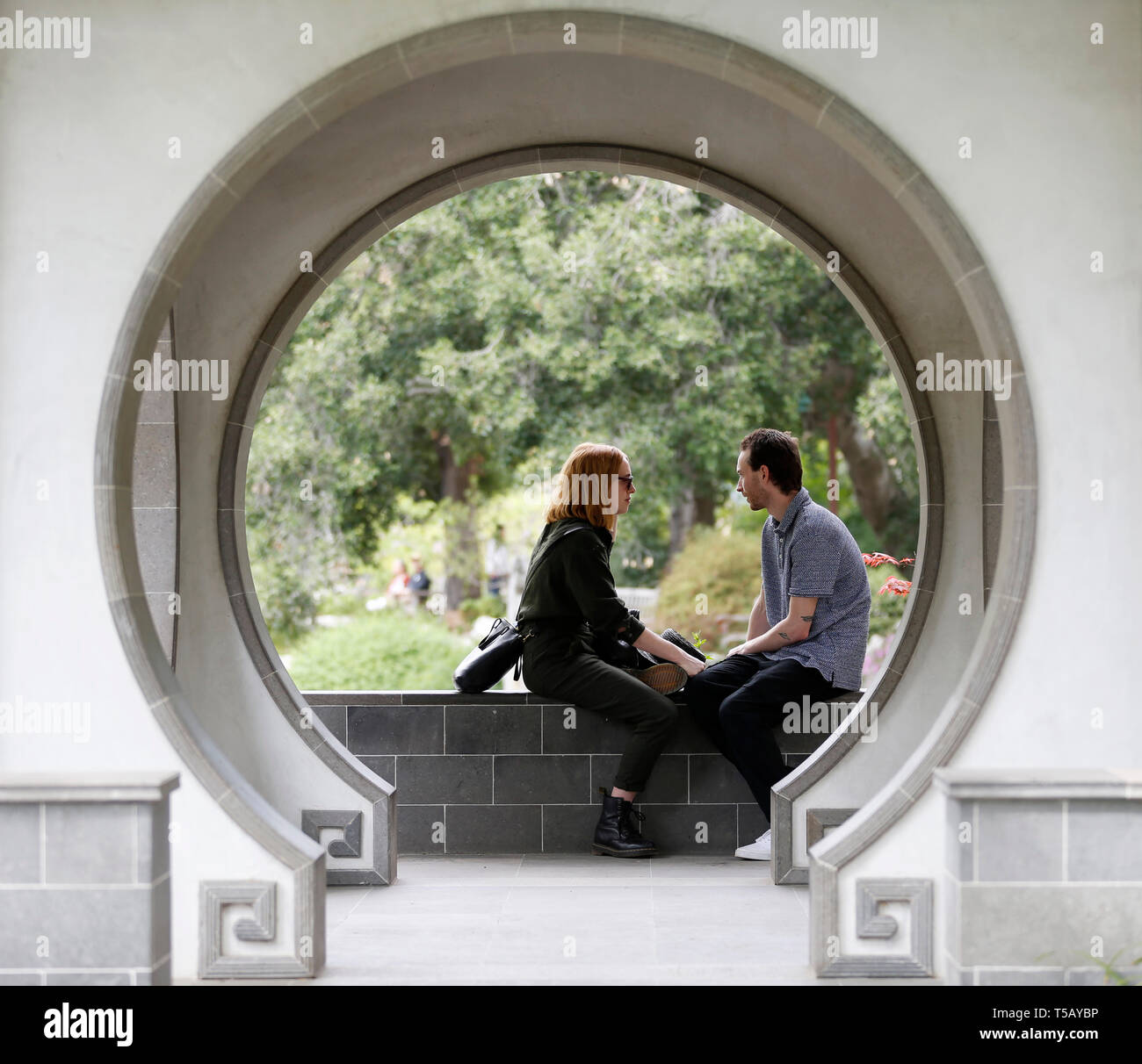 Pechino, USA. Xxi Aprile, 2019. La gente visita il giardino cinese Liu Fang Yuan in la Biblioteca di Huntington, collezioni d'arte e i Giardini Botanici di Los Angeles, Stati Uniti, 21 aprile 2019. Ispirato da giardini cinesi di Suzhou, un Cinese città rinomata per i suoi antichi giardini, Liu Fang Yuan, o il giardino di un flusso di fragranza, è uno dei più grandi di stile Cinese giardini all'estero. La parola "liu fang' o 'fluente fragranza', si riferisce al profumo di fiori e alberi, compreso il pino, lotus, prugna e altre piante che si trovano presso il giardino. Credito: Li Ying/Xinhua/Alamy Live News Foto Stock