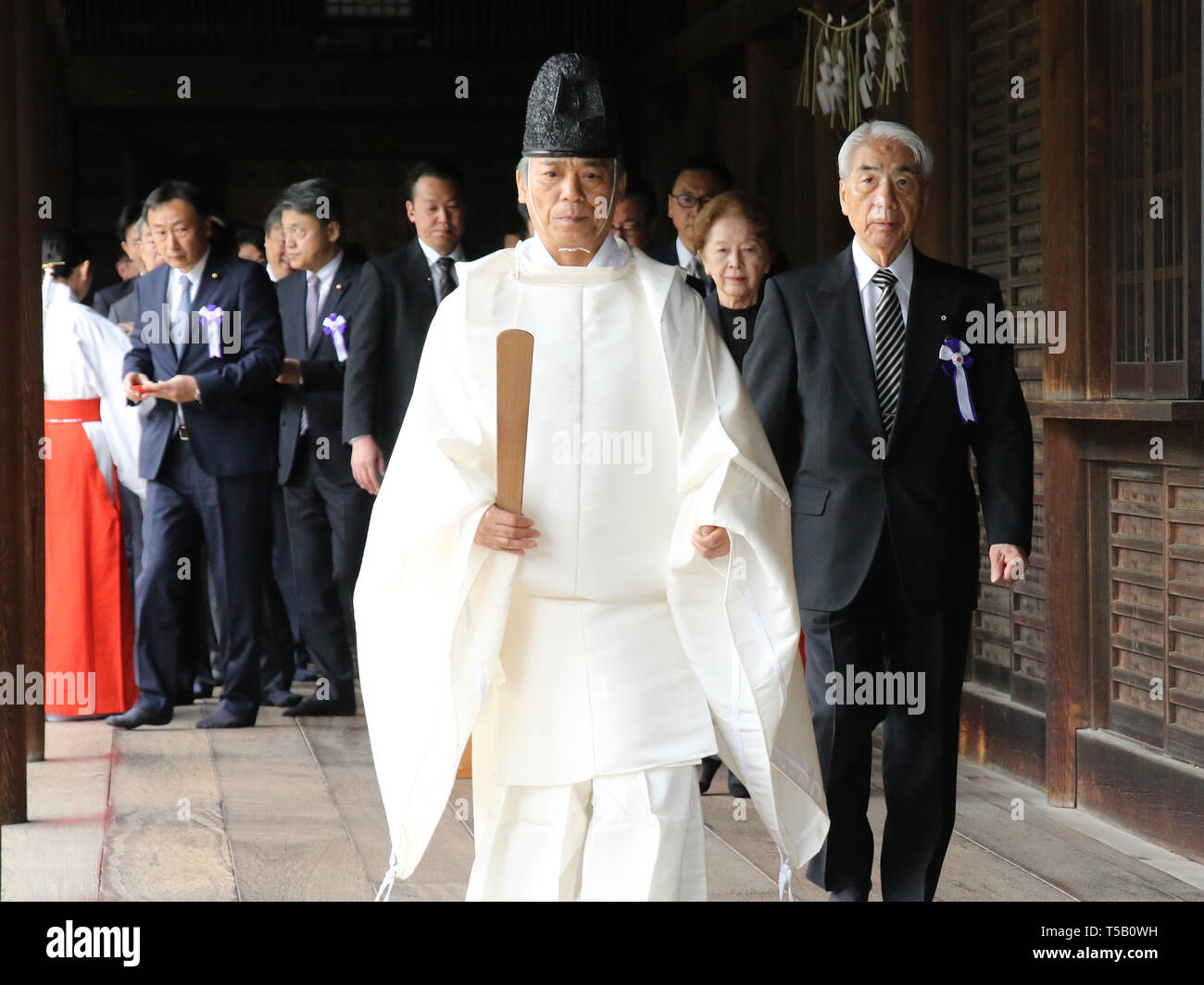 Tokyo, Giappone. 23 apr, 2019. I legislatori giapponesi guidati da ex ministro della Sanità Hidehisa Otsuji (R) seguire un sacerdote Shinto (C) durante la loro visita al controverso Santuario Yasukuni per onorare i morti di guerra a Tokyo il Martedì, 23 aprile 2019. Alcuni 100 legislatori giapponesi e i loro segretari ha reso omaggio al controverso santuario per il santuario della festa della primavera. Credito: Yoshio Tsunoda/AFLO/Alamy Live News Foto Stock