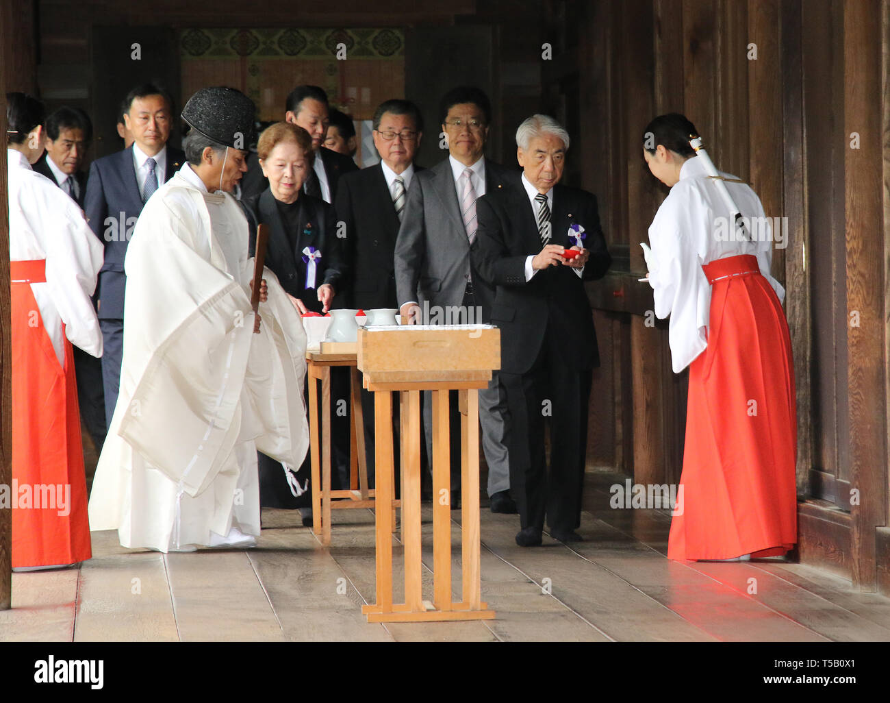 Tokyo, Giappone. 23 apr, 2019. I legislatori giapponesi guidati da ex ministro della Sanità Hidehisa Otsuji (R) seguire un sacerdote Shinto (L) durante la loro visita al controverso Santuario Yasukuni per onorare i morti di guerra a Tokyo il Martedì, 23 aprile 2019. Alcuni 100 legislatori giapponesi e i loro segretari ha reso omaggio al controverso santuario per il santuario della festa della primavera. Credito: Yoshio Tsunoda/AFLO/Alamy Live News Foto Stock