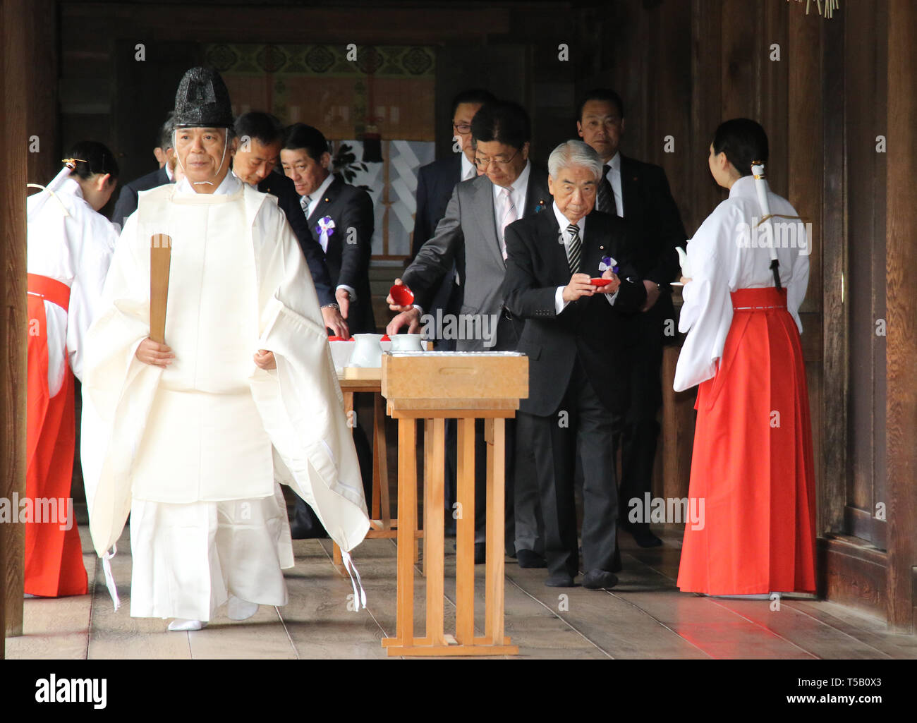 Tokyo, Giappone. 23 apr, 2019. I legislatori giapponesi guidati da ex ministro della Sanità Hidehisa Otsuji (R) seguire un sacerdote Shinto (L) durante la loro visita al controverso Santuario Yasukuni per onorare i morti di guerra a Tokyo il Martedì, 23 aprile 2019. Alcuni 100 legislatori giapponesi e i loro segretari ha reso omaggio al controverso santuario per il santuario della festa della primavera. Credito: Yoshio Tsunoda/AFLO/Alamy Live News Foto Stock