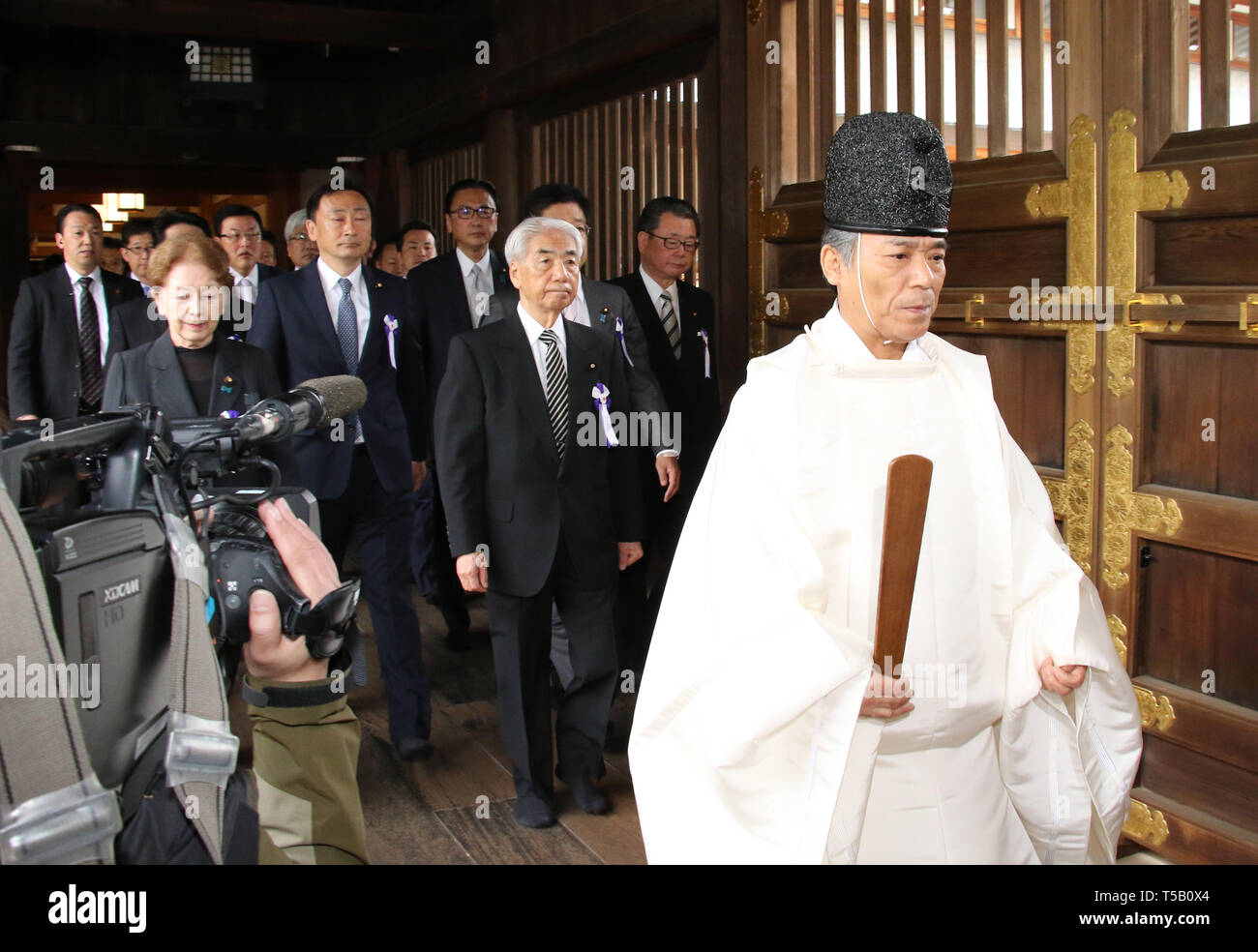 Tokyo, Giappone. 23 apr, 2019. I legislatori giapponesi guidati da ex ministro della Sanità Hidehisa Otsuji (C) seguire un sacerdote Shinto (R) durante la loro visita al controverso Santuario Yasukuni per onorare i morti di guerra a Tokyo il Martedì, 23 aprile 2019. Alcuni 100 legislatori giapponesi e i loro segretari ha reso omaggio al controverso santuario per il santuario della festa della primavera. Credito: Yoshio Tsunoda/AFLO/Alamy Live News Foto Stock