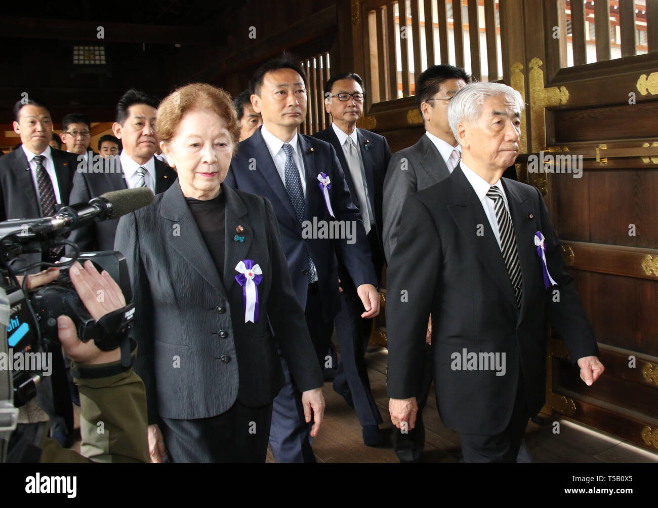 Tokyo, Giappone. 23 apr, 2019. I legislatori giapponesi guidati da ex ministro della Sanità Hidehisa Otsuji (R) seguire un sacerdote scintoista durante la loro visita al controverso Santuario Yasukuni per onorare i morti di guerra a Tokyo il Martedì, 23 aprile 2019. Alcuni 100 legislatori giapponesi e i loro segretari ha reso omaggio al controverso santuario per il santuario della festa della primavera. Credito: Yoshio Tsunoda/AFLO/Alamy Live News Foto Stock