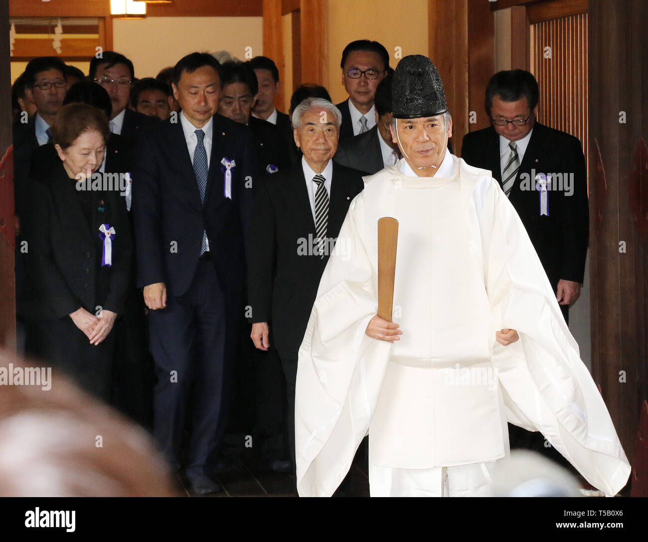 Tokyo, Giappone. 23 apr, 2019. I legislatori giapponesi guidati da ex ministro della Sanità Hidehisa Otsuji (C) seguire un sacerdote Shinto (seconda R) durante la loro visita al controverso Santuario Yasukuni per onorare i morti di guerra a Tokyo il Martedì, 23 aprile 2019. Alcuni 100 legislatori giapponesi e i loro segretari ha reso omaggio al controverso santuario per il santuario della festa della primavera. Credito: Yoshio Tsunoda/AFLO/Alamy Live News Foto Stock