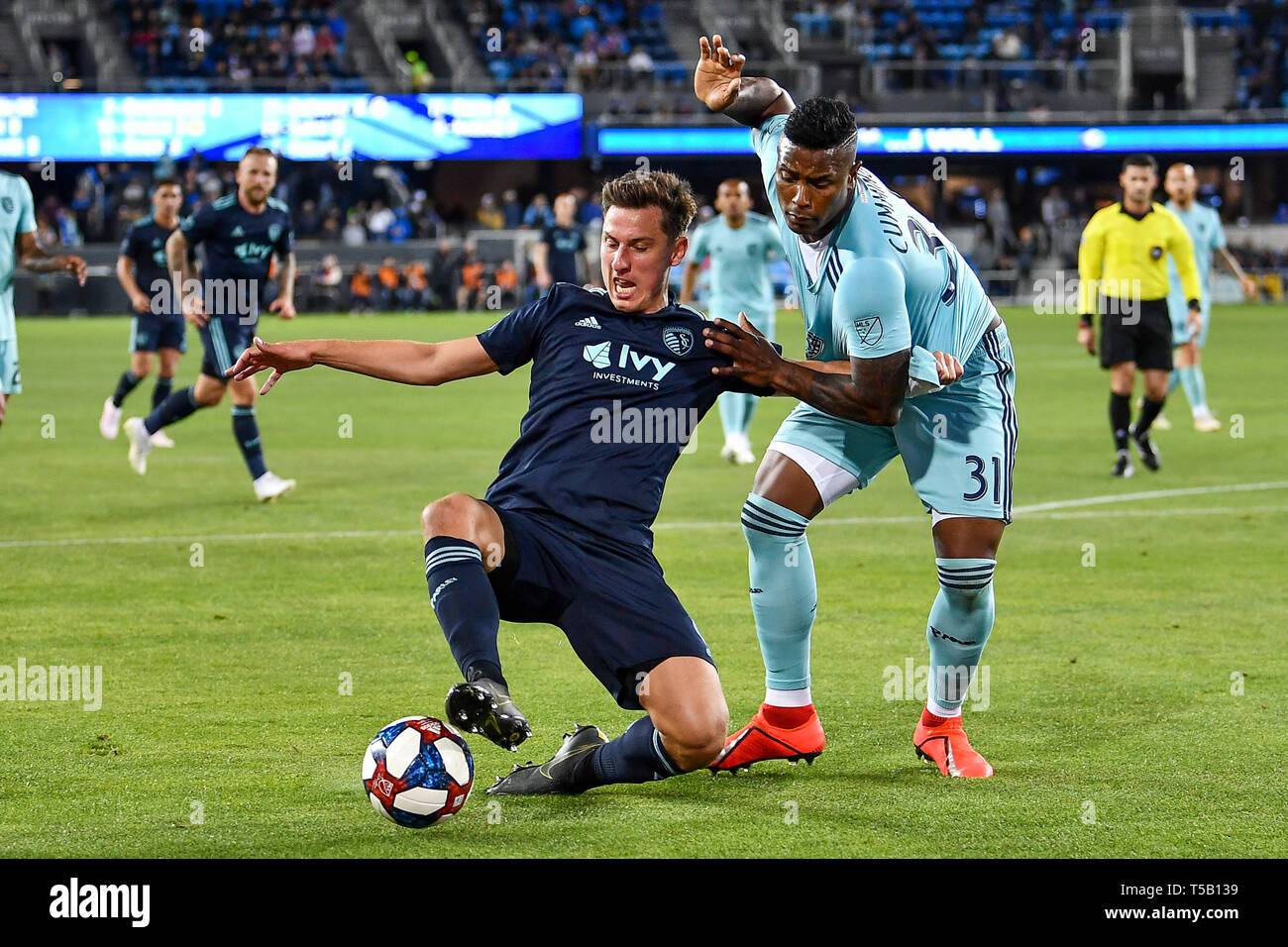 San Jose, California, Stati Uniti d'America. Xx Apr, 2019. Sporting Kansas City in avanti Krisztian Nemeth (9) battaglie San Jose terremoti defender Harold Cummings (31) per la sfera durante il gioco MLS tra Sporting Kansas City e il San Jose terremoti a Avaya Stadium di San Jose, California. Chris Brown/CSM/Alamy Live News Foto Stock