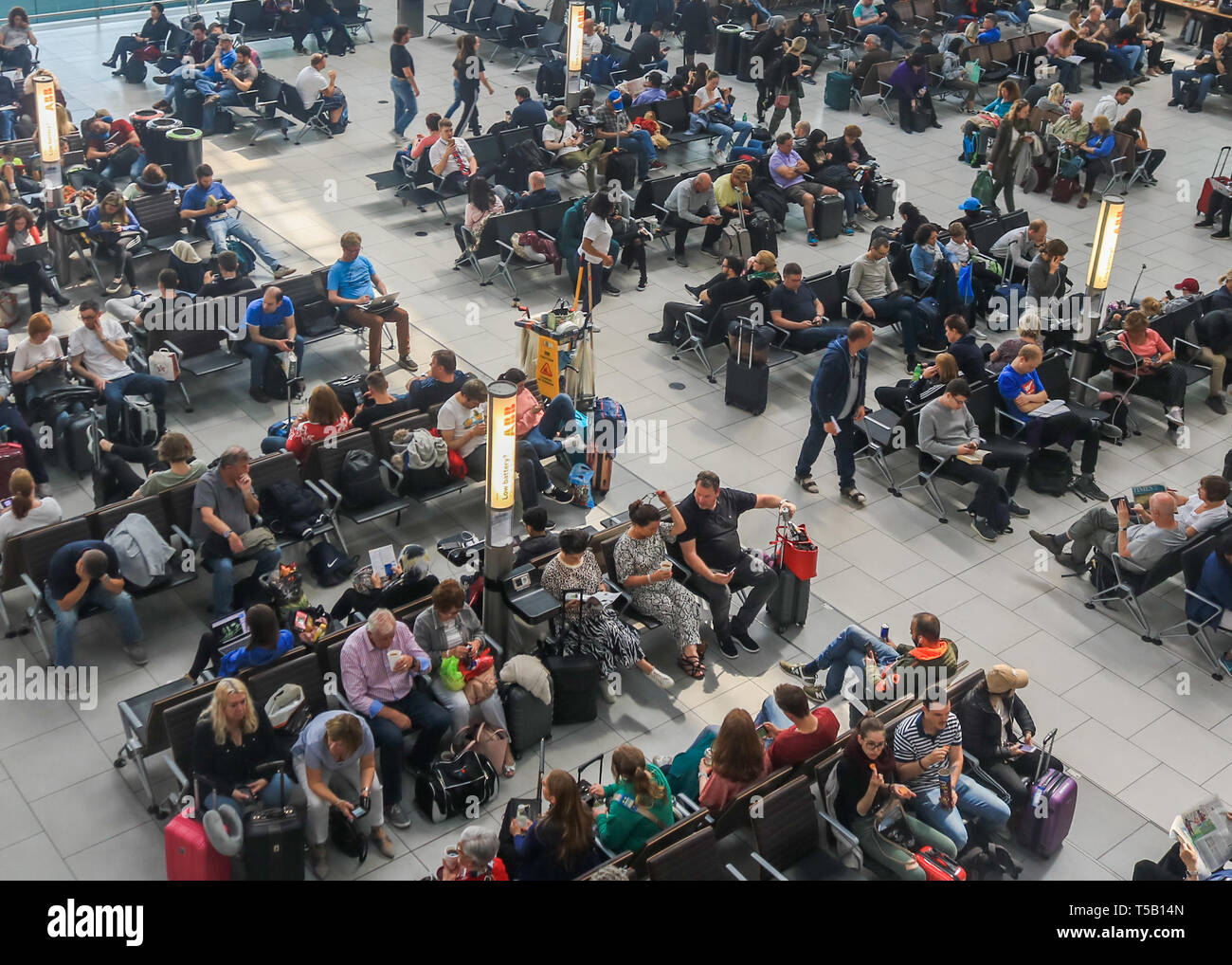 Londra, Regno Unito. 22 apr, 2019. I passeggeri in attesa nella sala partenze in una trafficata Pasqua lunedì festivo come aeroporto di Heathrow annuncia un aumento del numero di passeggeri per la ventinovesima mese in una fila come 6,5 milioni di passeggeri passati attraverso il Regno Unito aeroporto più trafficato di marzo, una media di 210.000 al giorno. L'aumento è stato 0,5 per cento rispetto allo stesso mese del 2018, che rappresenta un ulteriore 1.000 passeggeri al giorno. Credito: amer ghazzal/Alamy Live News Foto Stock