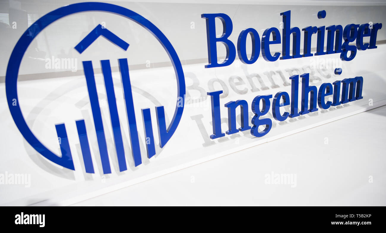 Ingelheim, Germania. Xvii Apr, 2019. Il lettering della società farmaceutica Boehringer Ingelheim è mostrato su una parete in plexiglass. Credito: Andreas Arnold/dpa/Alamy Live News Foto Stock