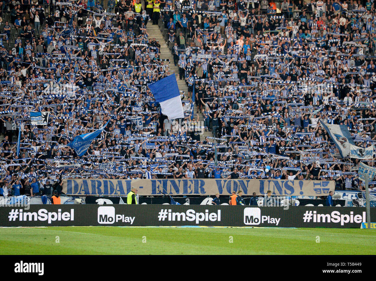 Berlino, Deutschland. Xxi Aprile, 2019. Berliner ventole con banner 'Dardai - uno di noi", omaggio fvºr pullman DARDAI PAL (B), Schalparade, Soccer 1. Bundesliga, 30. Giornata, Hertha BSC Berlino (B) - Hannover 96 (H) 0: 0, su 21.04 .2019 in Berlin/Germania. € | Utilizzo di credito in tutto il mondo: dpa/Alamy Live News Foto Stock