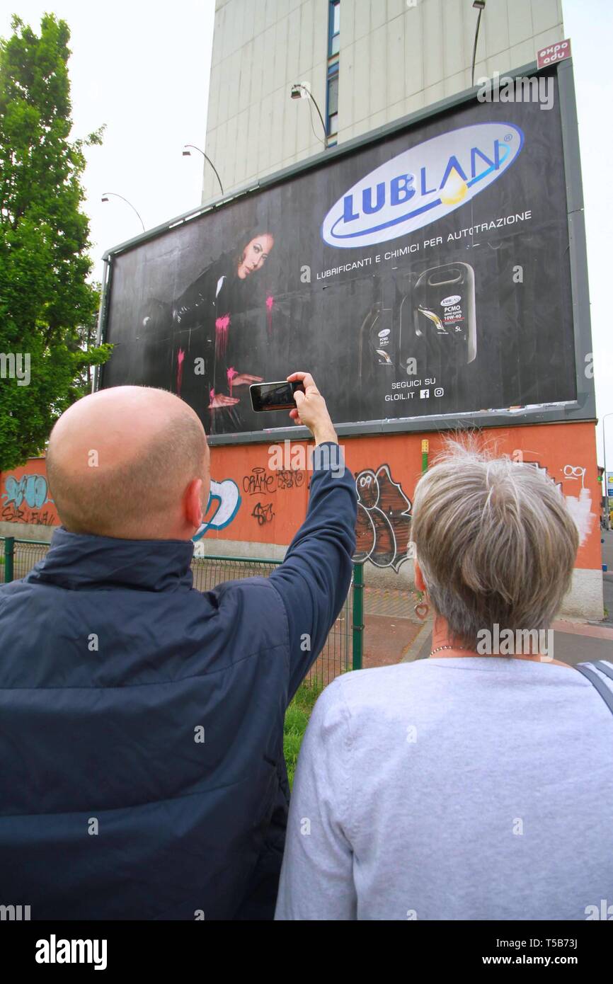 Pubblicità sessista DEFINITO IN VIALE MONZA E sporco per protestare con CERNICE ROSA dal movimento "non uno di meno" (Alberto Cattaneo/fotogramma, Milano - 2019-04-22) p.s. la foto e' utilizzabile nel rispetto del contesto in cui e' stata scattata, e senza intento diffamatorio del decoro delle persone rappresentate Foto Stock