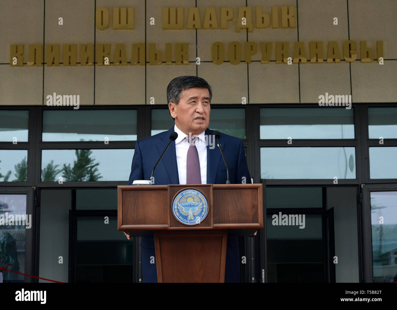 (190423) -- SSL, Aprile 23, 2019 (Xinhua) -- Il Presidente del Kirghizistan Sooronbai Jeenbekov parla durante la cerimonia di passaggio di un ospedale costruito con l'aiuto dei cinesi nel Kirghizistan meridionale della città capitale Osh, Aprile 22, 2019. Il presidente del Kirghizistan Sooronbai Jeenbekov detto qui lunedì che la Cina è un vicino prossimo, amico affidabile e partner strategico del suo paese. Il presidente del consiglio ha fatto il commento alla cerimonia di passaggio di un ospedale costruito con l'aiuto dei cinesi nel Kirghizistan meridionale della città capitale della SSL. Alla cerimonia hanno partecipato anche l ambasciatore cinese per il Kirghizistan Du Dewen, funzionari e residen locale Foto Stock