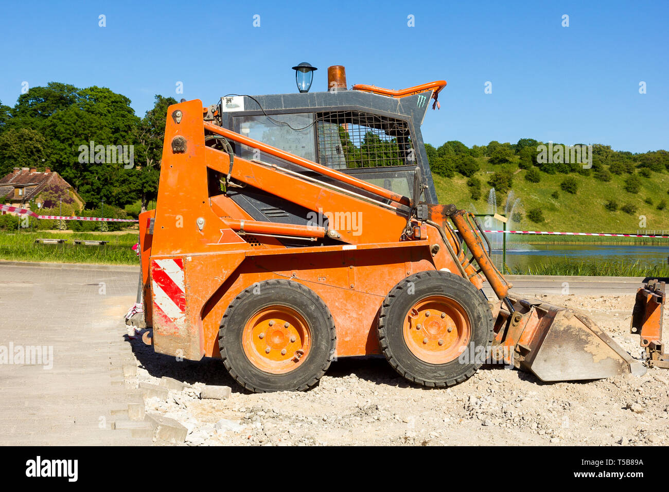 Piccolo escavatore arancione Foto Stock