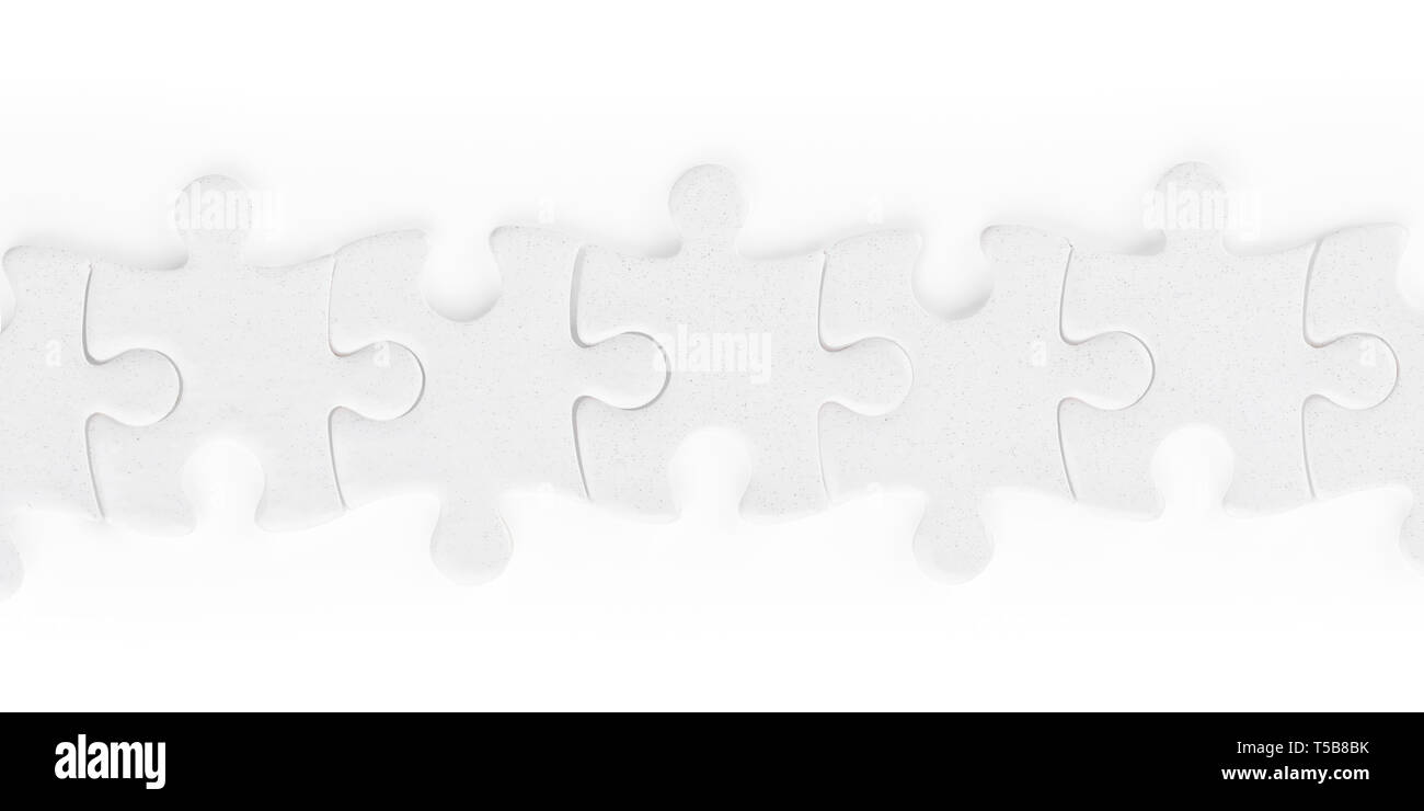 White puzzle fila di pezzi isolati su bianco, percorso di clipping incluso Foto Stock