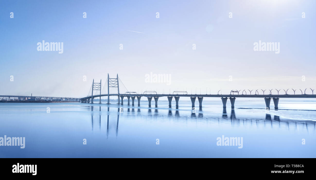 Nei toni del blu paesaggio panoramico con vista mare, strada sopraelevata e ponte Foto Stock