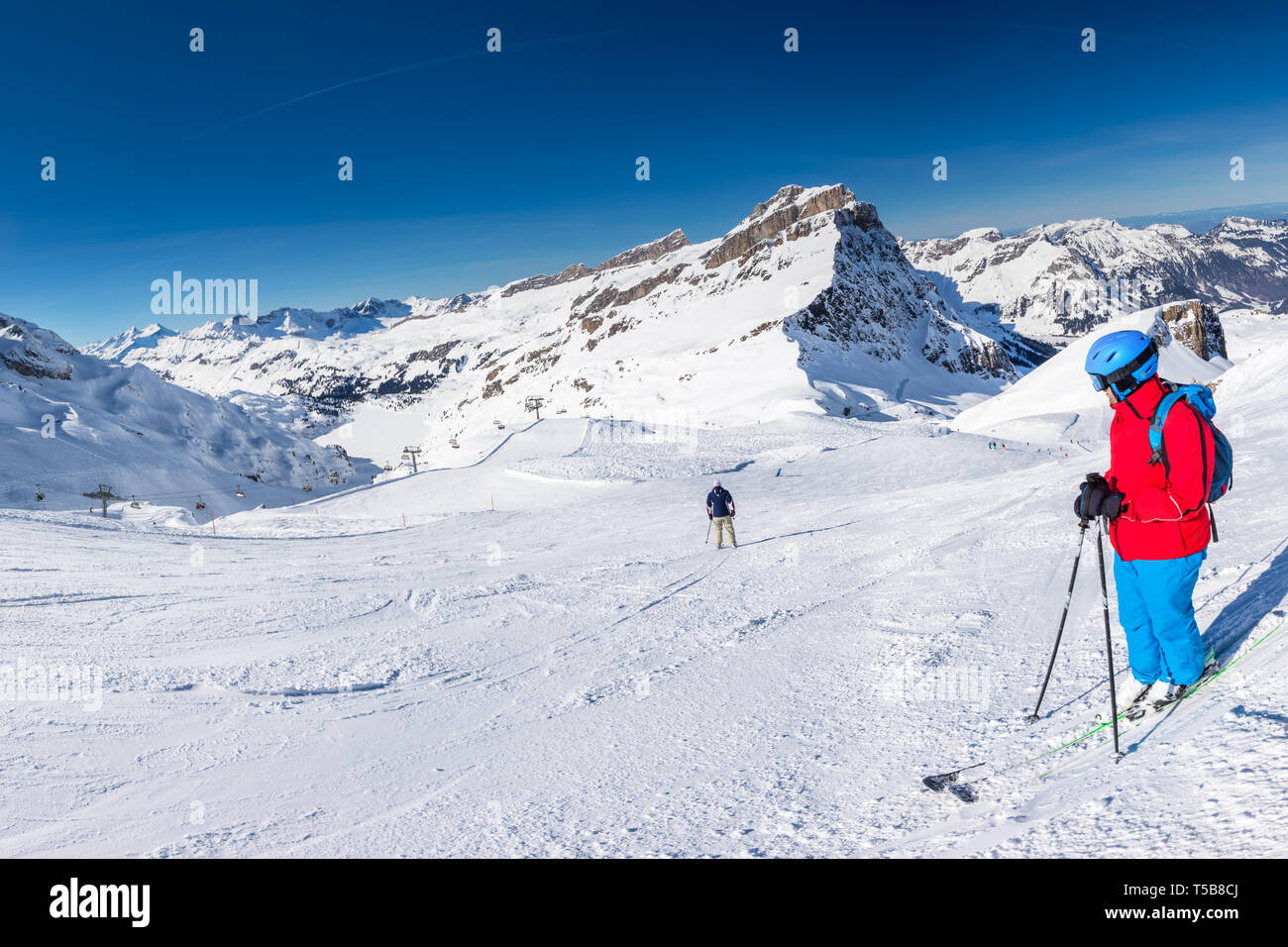 Incantevole paesaggio invernale con Alpi Svizzere. Gli sciatori sciare nel famoso Engelgerg - Titlis ski resort, Svizzera, Europa. Foto Stock