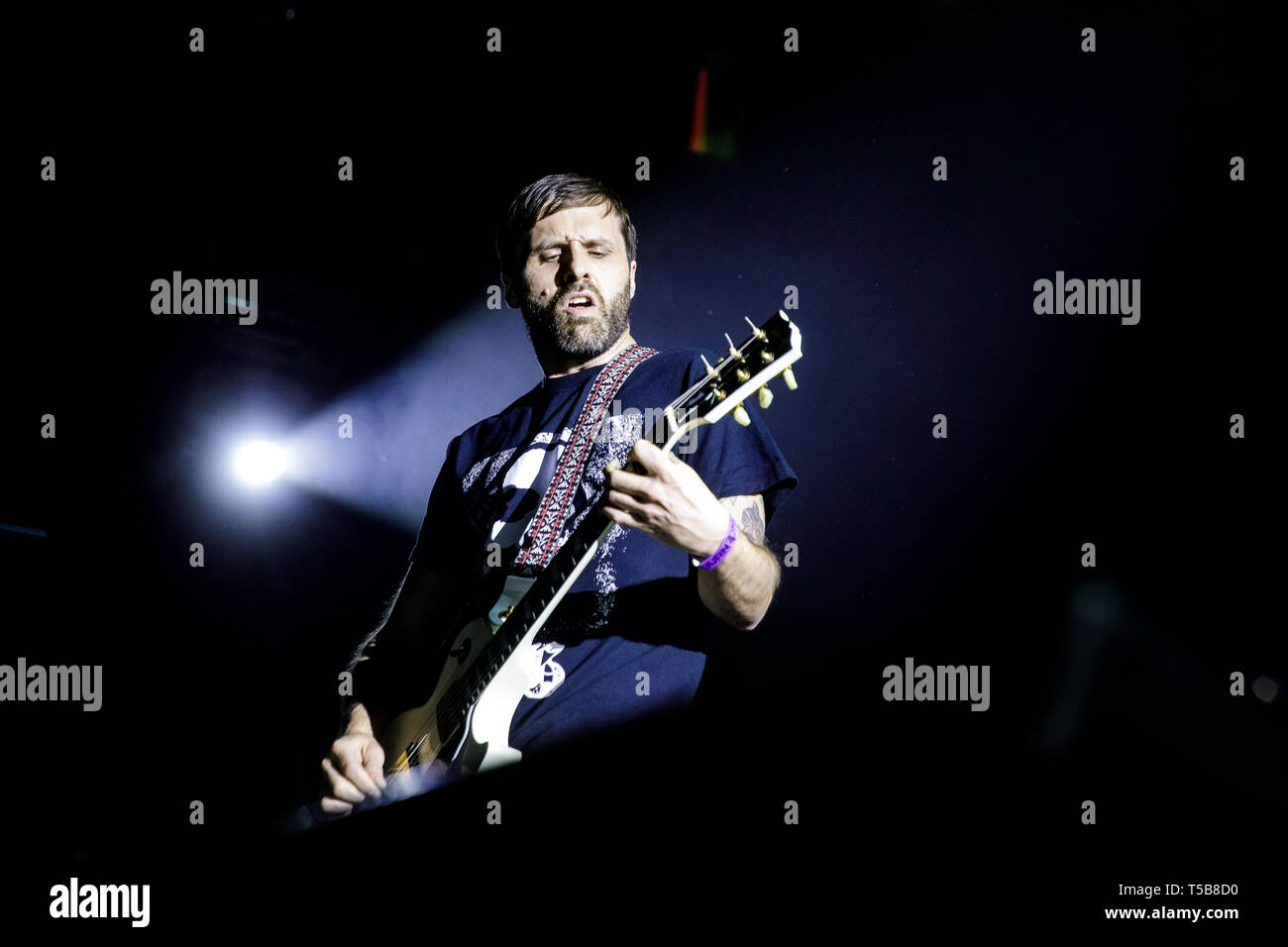 Paesi Bassi, Tilburg - Aprile 13, 2019. La American rock band in una caverna nel esegue un concerto dal vivo durante il Dutch metal festival Roadburn Festival 2019 a Tilburg. Qui il chitarrista Adam McGrath è visto dal vivo sul palco. (Photo credit: Gonzales foto - Pietro Troest). Foto Stock