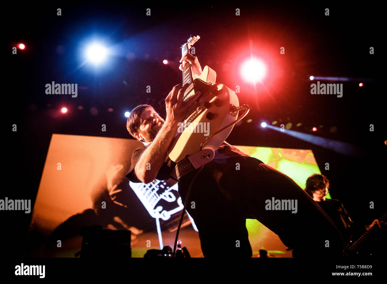 Paesi Bassi, Tilburg - Aprile 13, 2019. La American rock band in una caverna nel esegue un concerto dal vivo durante il Dutch metal festival Roadburn Festival 2019 a Tilburg. Qui il chitarrista Adam McGrath è visto dal vivo sul palco. (Photo credit: Gonzales foto - Pietro Troest). Foto Stock