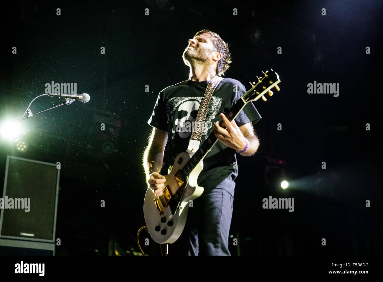 Paesi Bassi, Tilburg - Aprile 13, 2019. La American rock band in una caverna nel esegue un concerto dal vivo durante il Dutch metal festival Roadburn Festival 2019 a Tilburg. Qui il chitarrista Adam McGrath è visto dal vivo sul palco. (Photo credit: Gonzales foto - Pietro Troest). Foto Stock