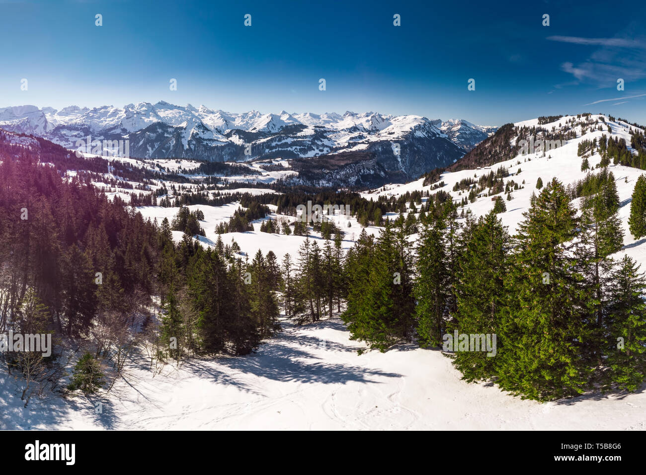 Incantevole paesaggio invernale. La gente lo sci in Mythenregion ski resort, Ibergeregg, Svizzera, Europa. Foto Stock