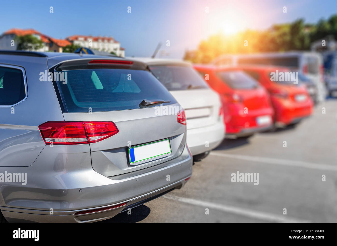 Auto nel parcheggio della città. Foto Stock