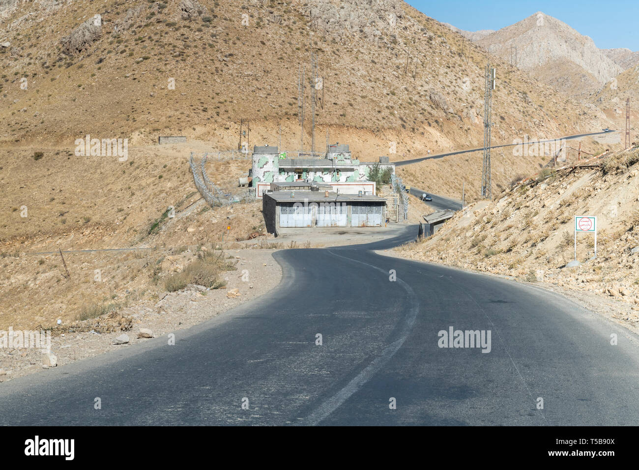 La polizia e le guardie rivoluzionarie Checkpoint nella parte superiore della valle Uraman, Kermanshah Provincia, Iran Foto Stock