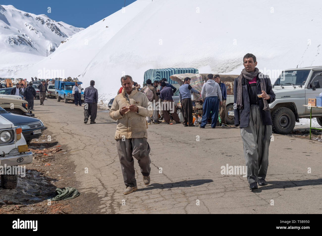 Smugglers camminando attraverso il bazaar stradale nella valle Uraman In inverno, Kurdistan Provincia, Iran Foto Stock